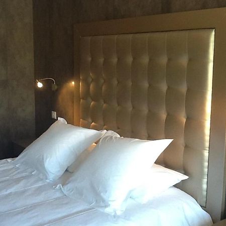 Hotel Les Deux Lions Riez Habitación foto
